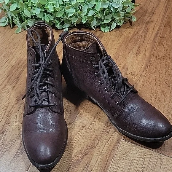 Vintage Frye Carson Dark Brown Leather Lace Up Booties - Picture 3 of 16